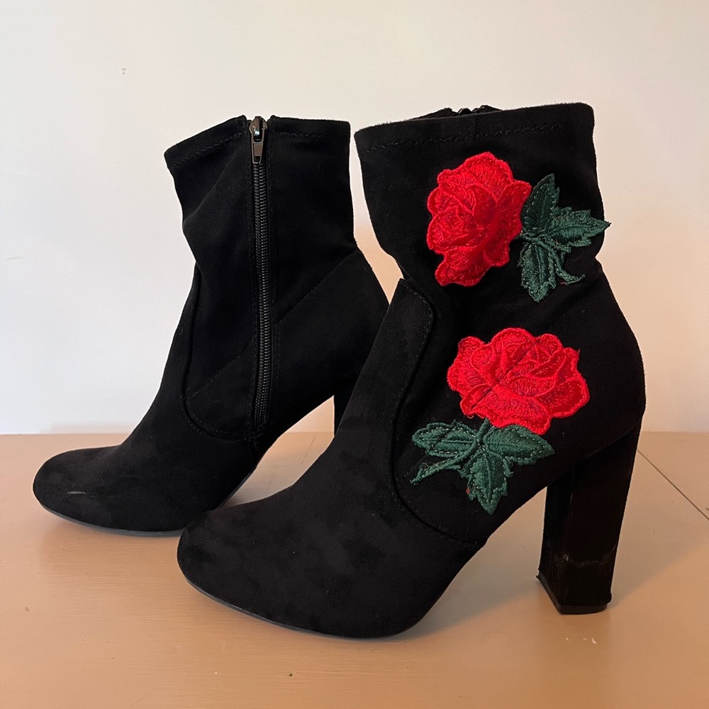 Black heeled ankle boots with flower details!